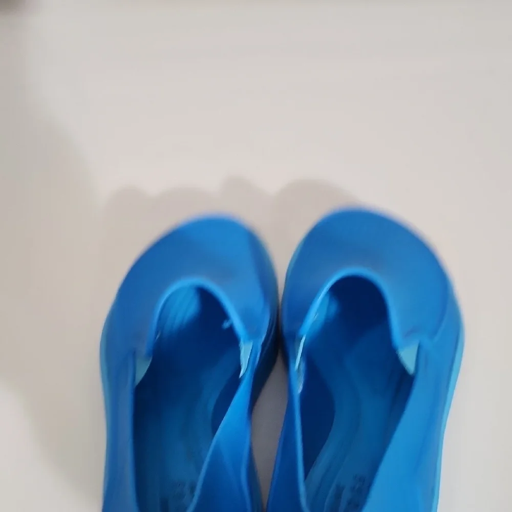 Crocs Iconic Comfort Shoes Size 1 Kids Water Shoes Blue Slip On Beach